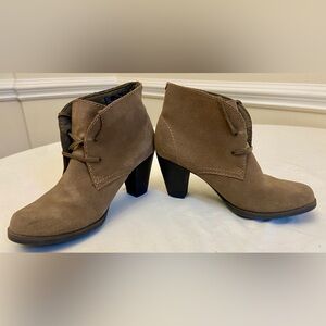 Clarks Bendable Women’s 7.5M Suede Ankle Boots Tan Lace Up Stacked Heel Comfort